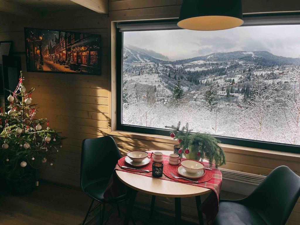 Cảnh núi rừng hoặc tầm nhìn ra núi từ nhà nghỉ dưỡng