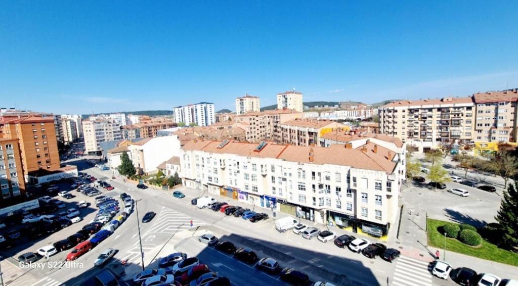 Een luchtfoto van een stad met gebouwen en auto's. bij Aloja Burgos in Burgos