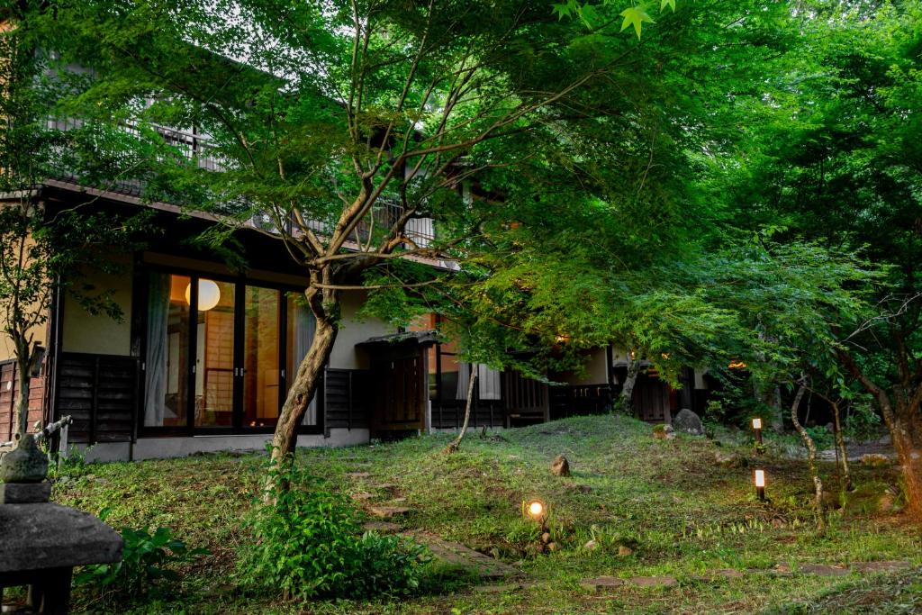 Aed väljaspool majutusasutust 山川温泉 小杉庵