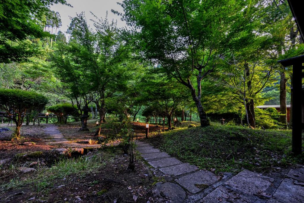 Aed väljaspool majutusasutust 山川温泉 小杉庵