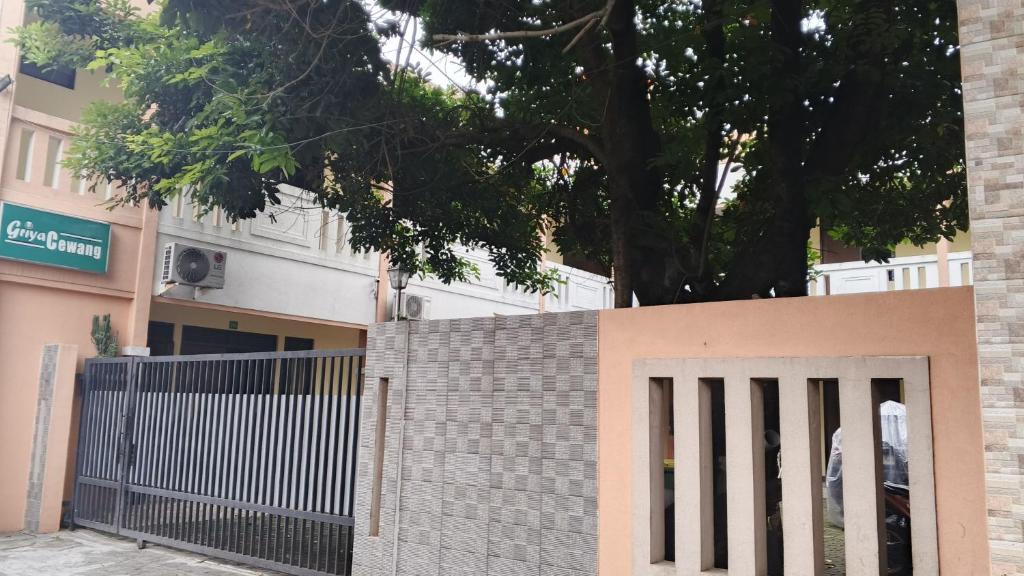 una valla con una puerta delante de un edificio en OYO 94632 Griya Cewang Syariah, en Bekasi