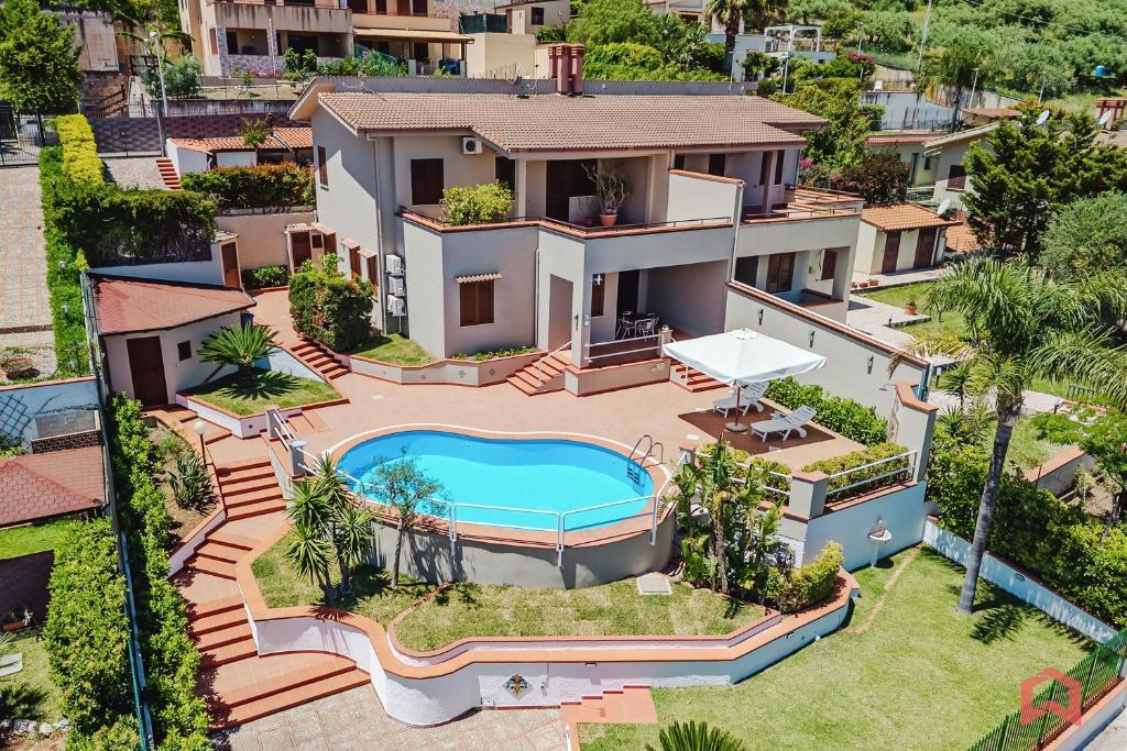 an aerial view of a house with a swimming pool at Delizioso Appartamento in villa & Piscina Privata in Trabia