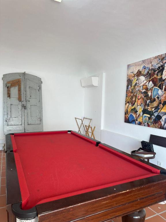 a pool table in a room with a painting at Solar de Arrayollos by PURUS in Arraiolos