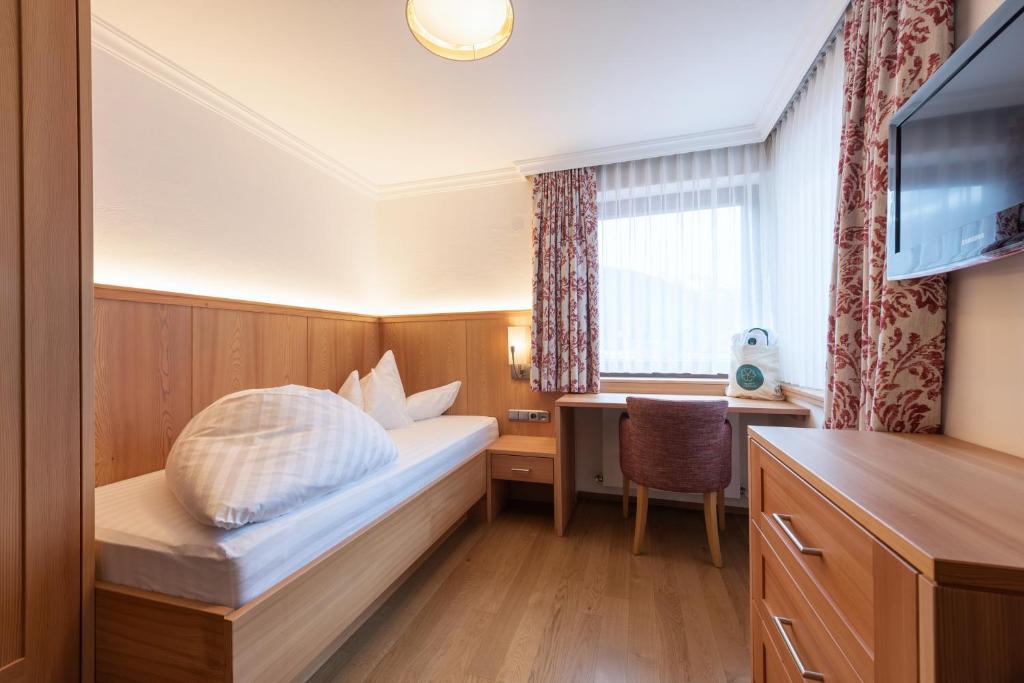 Postel nebo postele na pokoji v ubytování Heart Hotel Arlberg