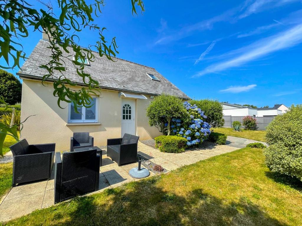 une maison avec deux chaises dans la cour avant dans l'établissement Ker Martin, entre Paimpol et Perros-Guirec, à Minihy-Tréguier