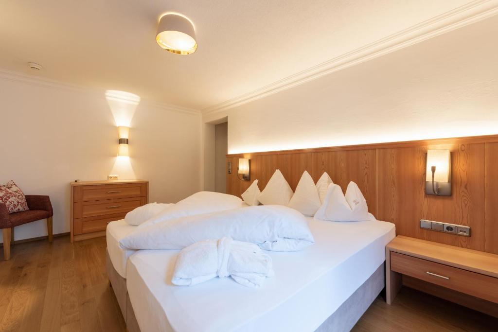 Postel nebo postele na pokoji v ubytování Heart Hotel Arlberg