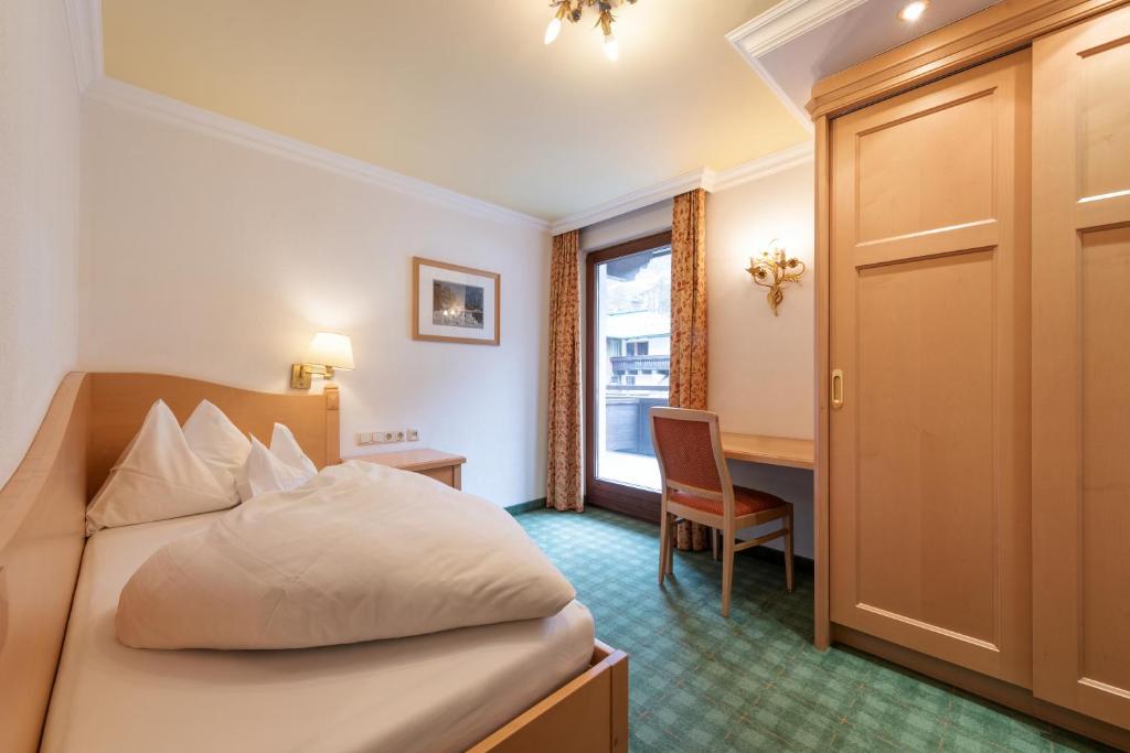 Postel nebo postele na pokoji v ubytování Heart Hotel Arlberg
