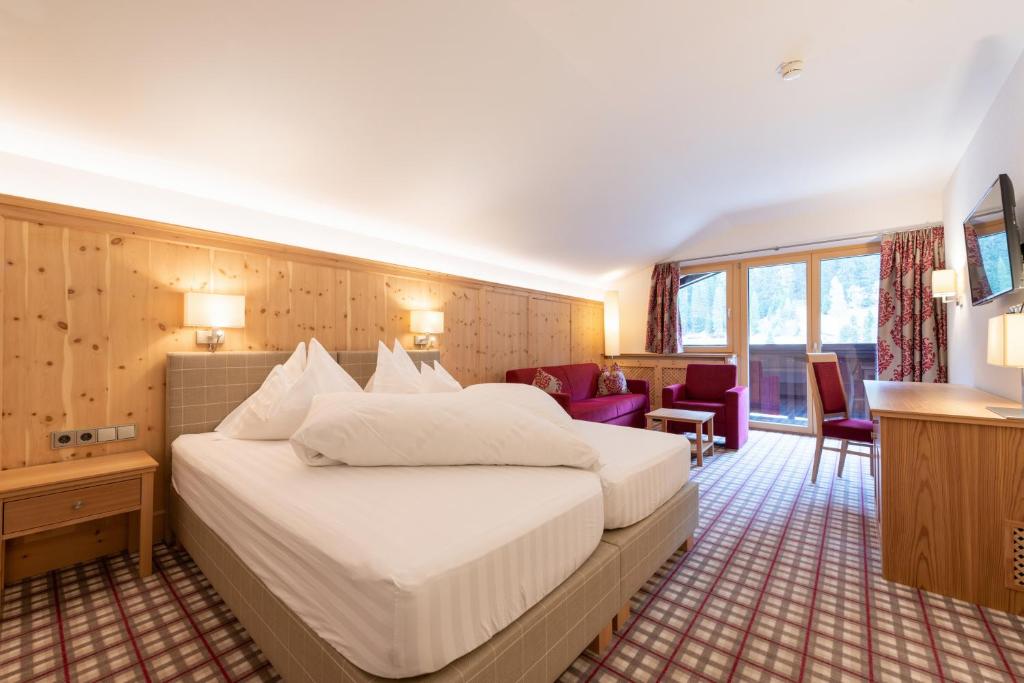 Postel nebo postele na pokoji v ubytování Heart Hotel Arlberg