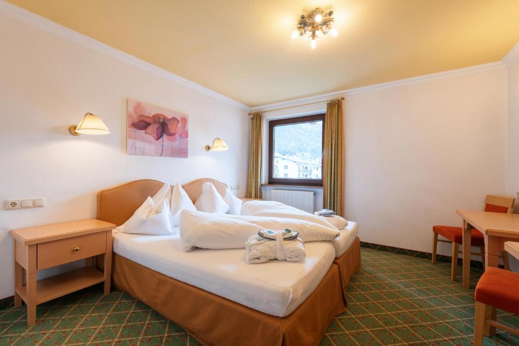 Postel nebo postele na pokoji v ubytování Heart Hotel Arlberg