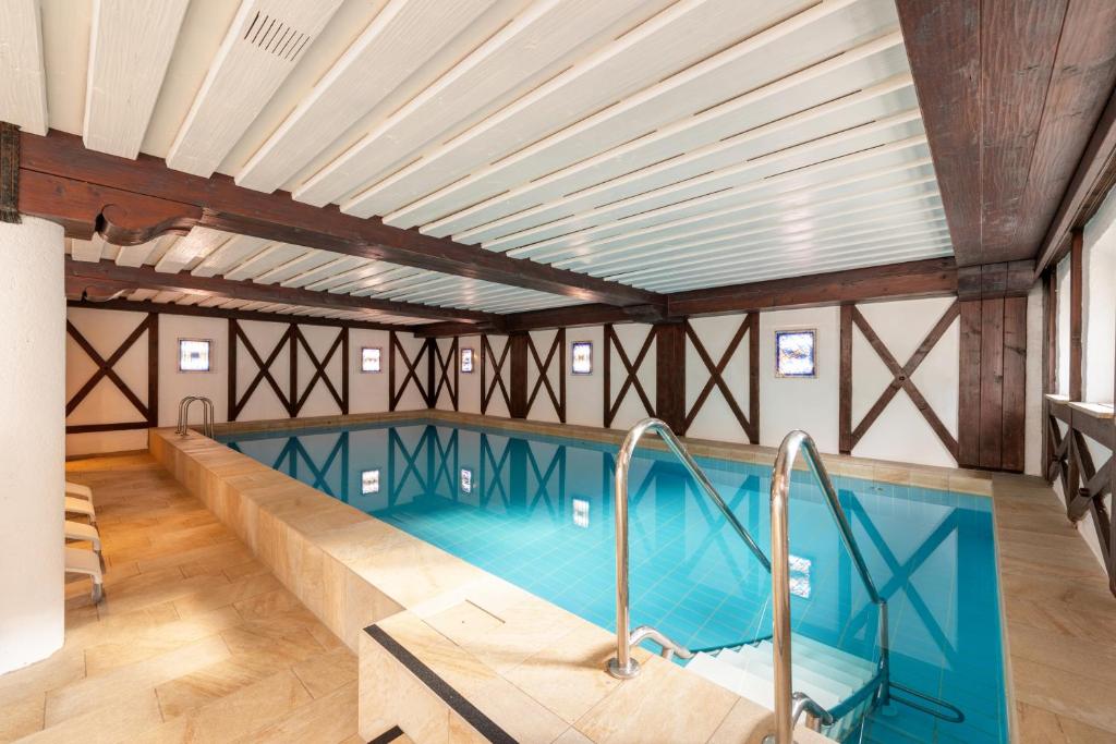 Bazén v ubytování Heart Hotel Arlberg nebo v jeho okolí
