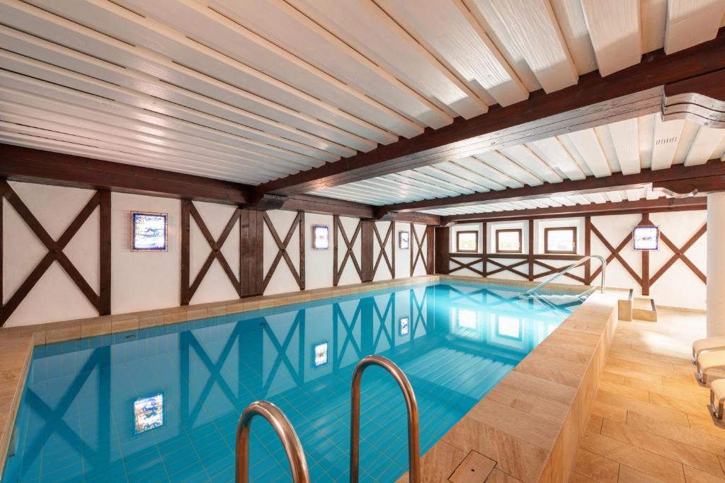 Bazén v ubytování Heart Hotel Arlberg nebo v jeho okolí