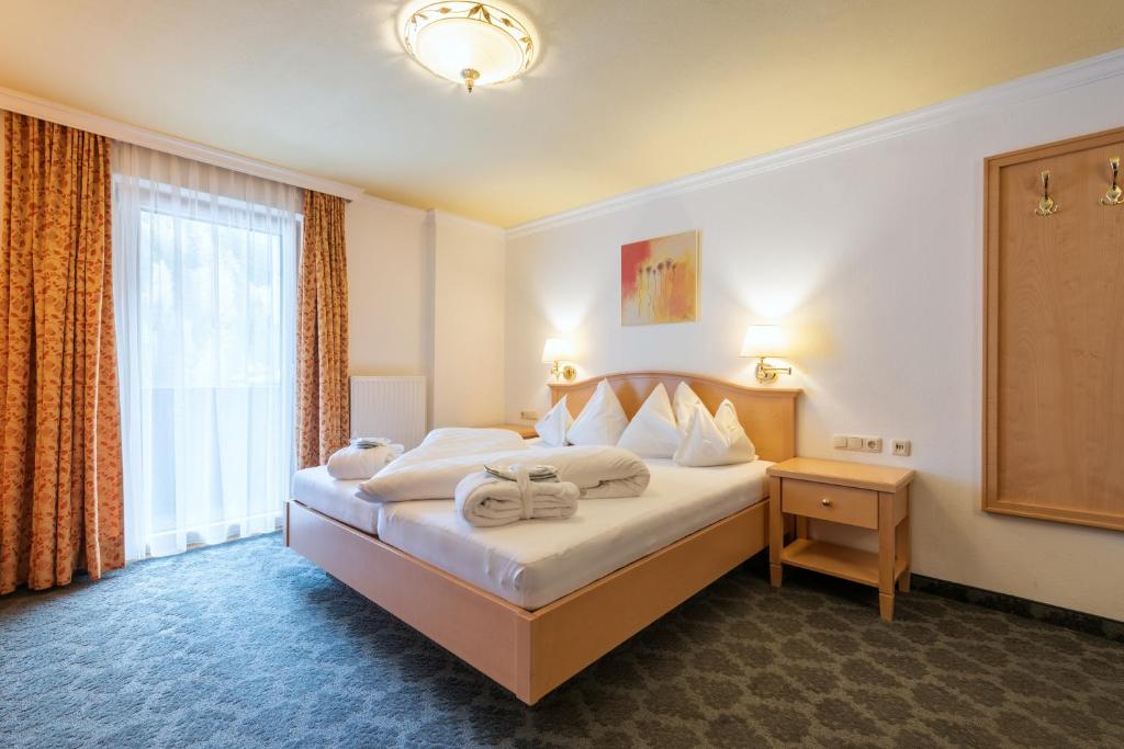 Postel nebo postele na pokoji v ubytování Heart Hotel Arlberg