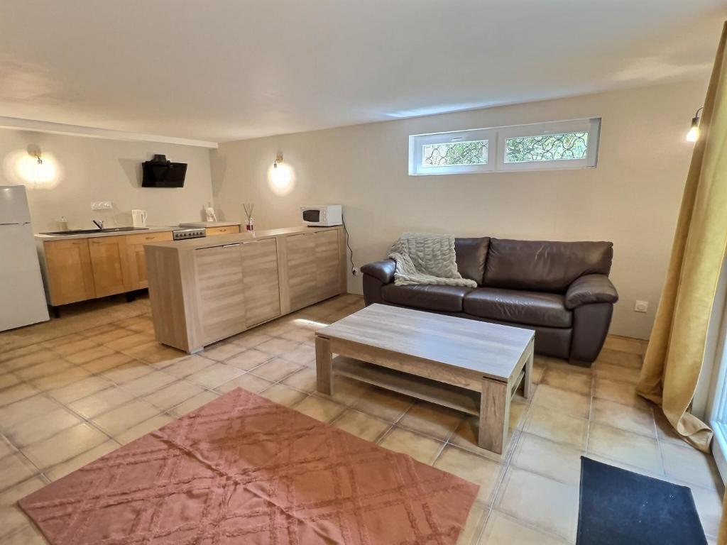 Una sala de estar con un sofá y una mesa de café. en Appartement LE 33, en Hombourg-Haut