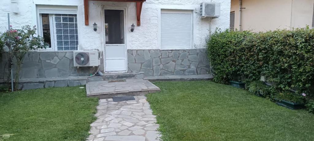 Vonkajšia záhrada v ubytovaní Dimitri's house