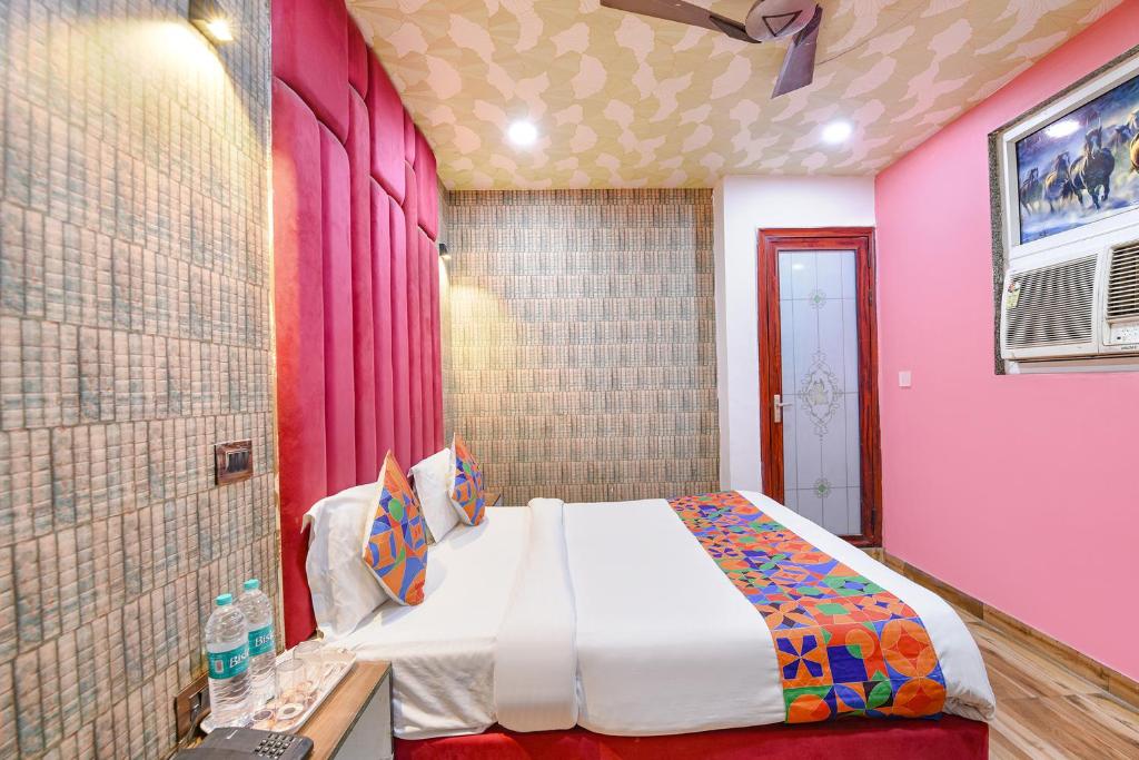 Postel nebo postele na pokoji v ubytování FabHotel Jeet Stays - Near Dilshad Garden Metro Station
