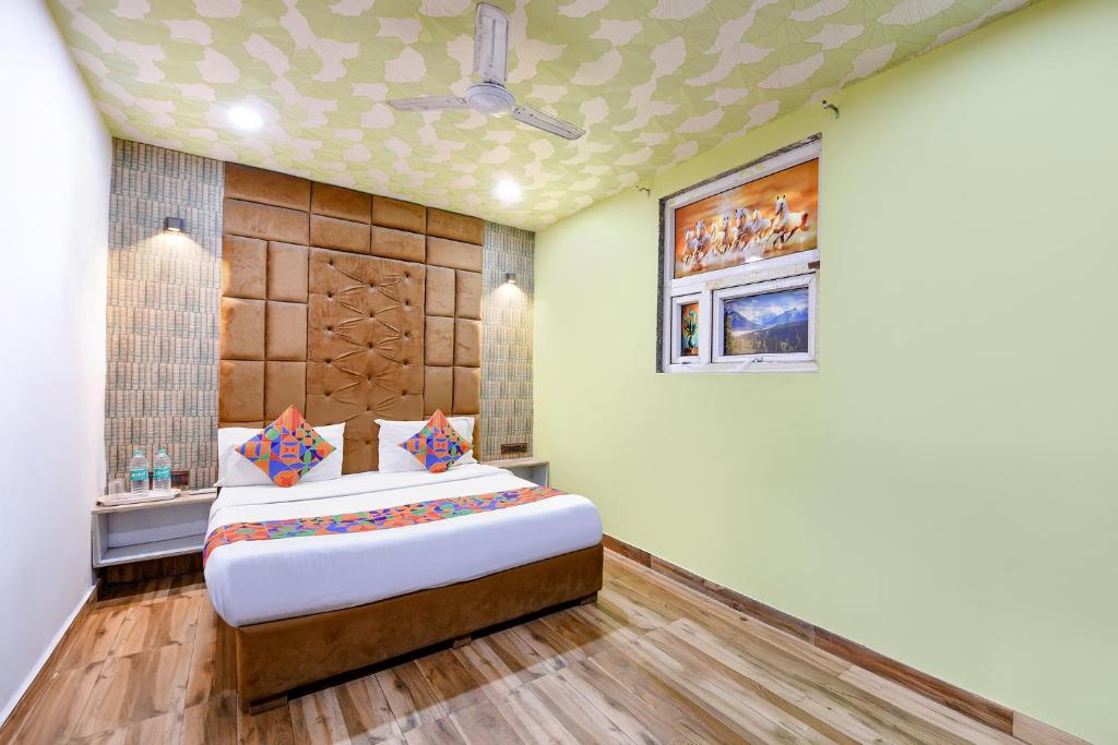 Postel nebo postele na pokoji v ubytování FabHotel Jeet Stays - Near Dilshad Garden Metro Station