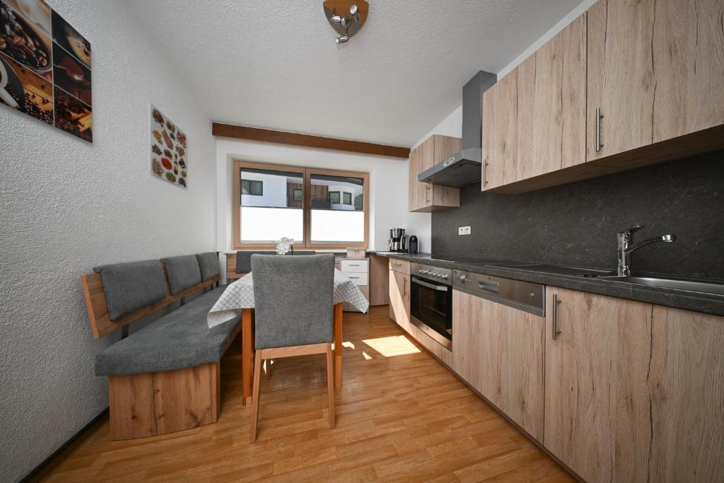 Kuchyňa alebo kuchynka v ubytovaní Haus Alpengruß