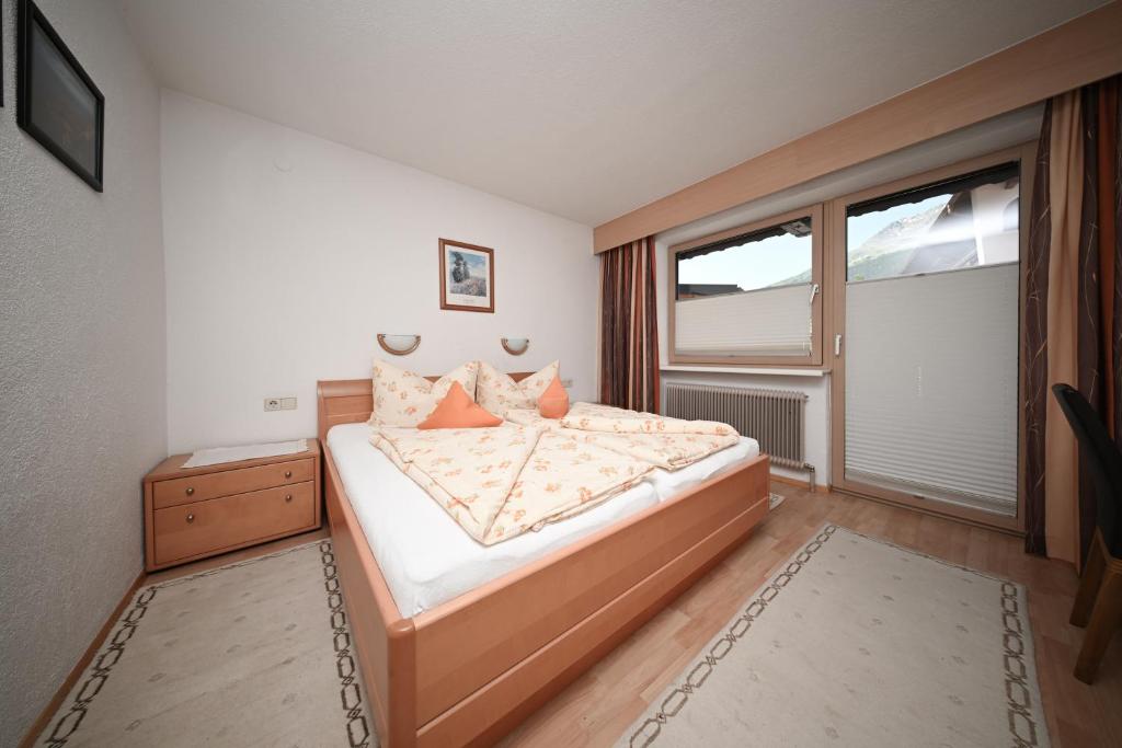 Posteľ alebo postele v izbe v ubytovaní Haus Alpengruß