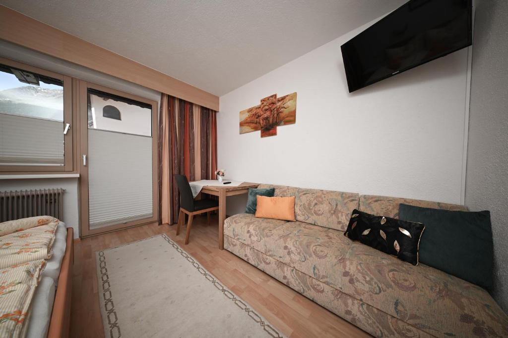 Televízia a/alebo spoločenská miestnosť v ubytovaní Haus Alpengruß
