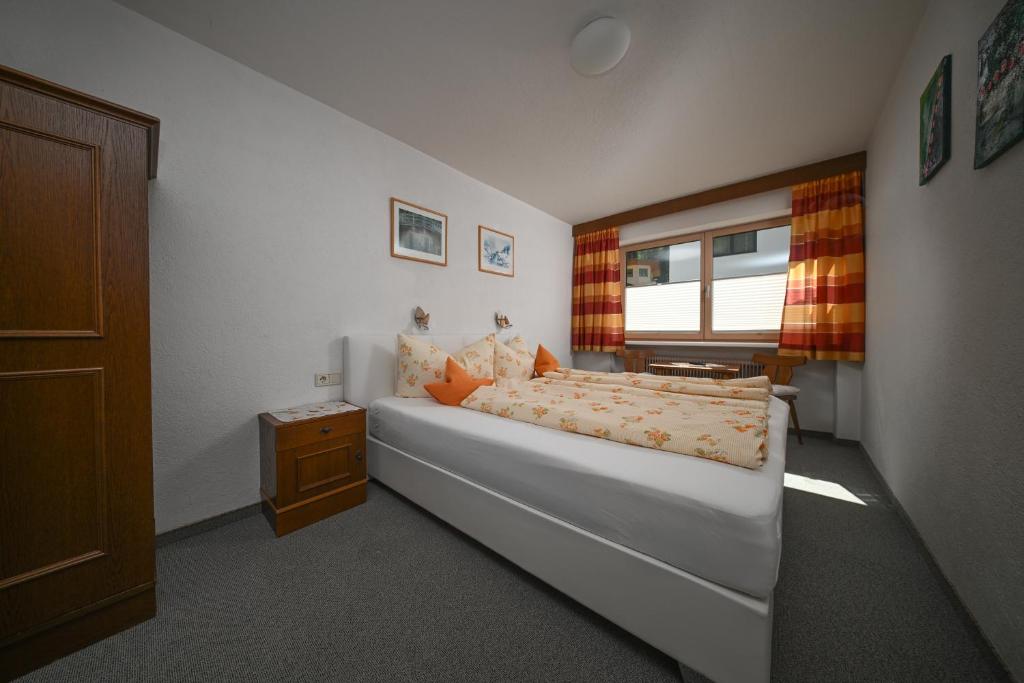 Posteľ alebo postele v izbe v ubytovaní Haus Alpengruß