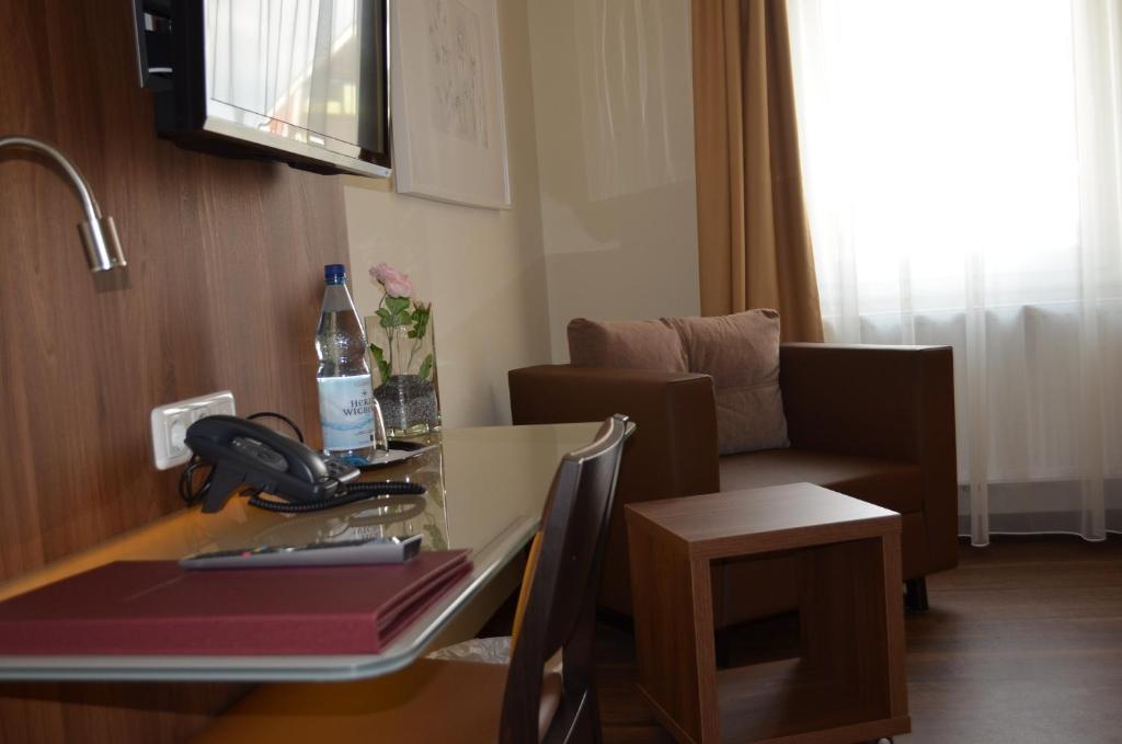 TV a/nebo společenská místnost v ubytování Hotel Isenbütteler Hof