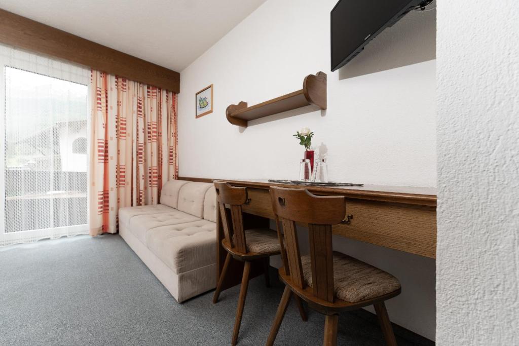 Televízia a/alebo spoločenská miestnosť v ubytovaní Haus Alpengruß