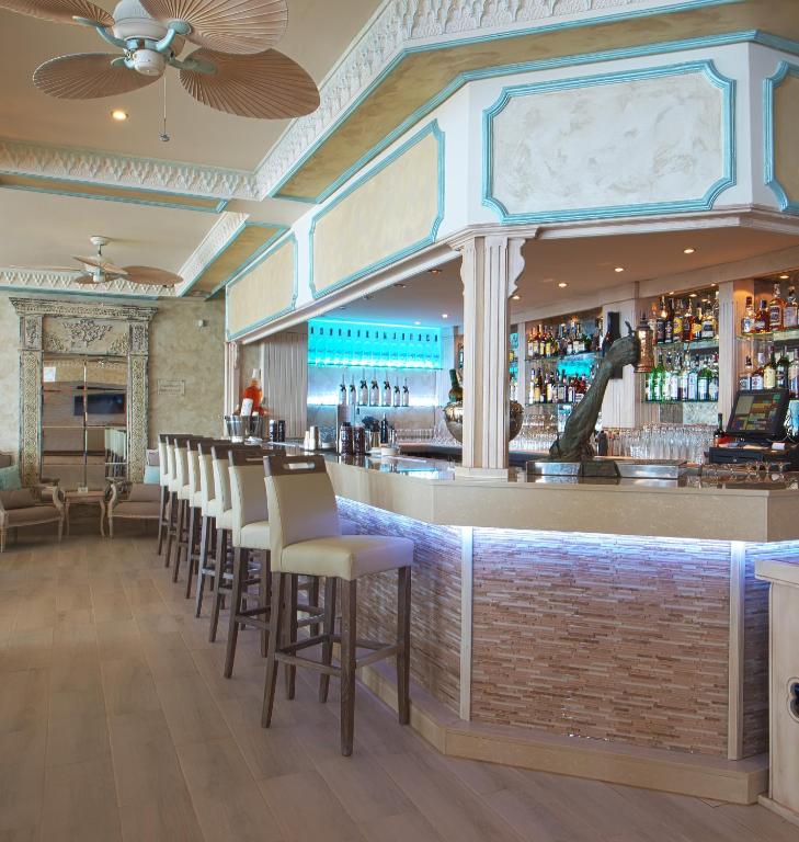 Lounge nebo bar v ubytování El Oceano Beach Hotel Adults only recommended