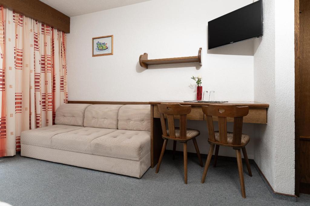 Televízia a/alebo spoločenská miestnosť v ubytovaní Haus Alpengruß