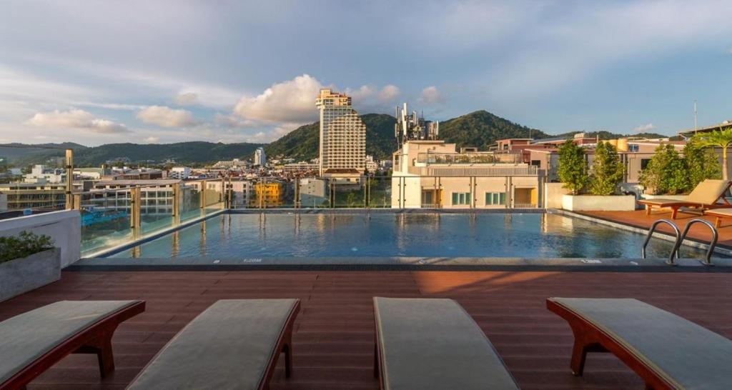 Bazén v ubytování Centro One Patong nebo v jeho okolí