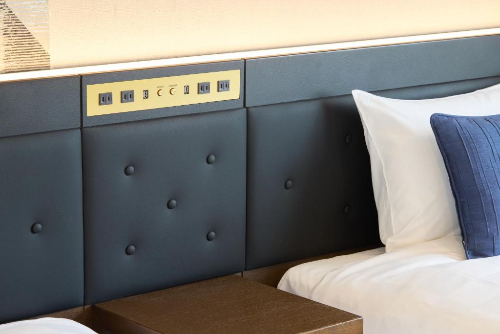 Postel nebo postele na pokoji v ubytování Kobe Sannomiya Tokyu REI Hotel