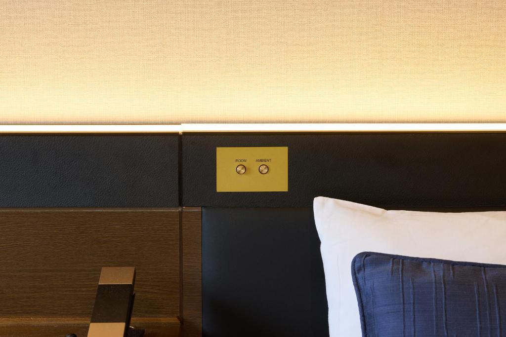 Postel nebo postele na pokoji v ubytování Kobe Sannomiya Tokyu REI Hotel