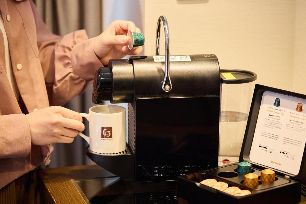 Příslušenství pro přípravu čaje a kávy v ubytování Kobe Sannomiya Tokyu REI Hotel