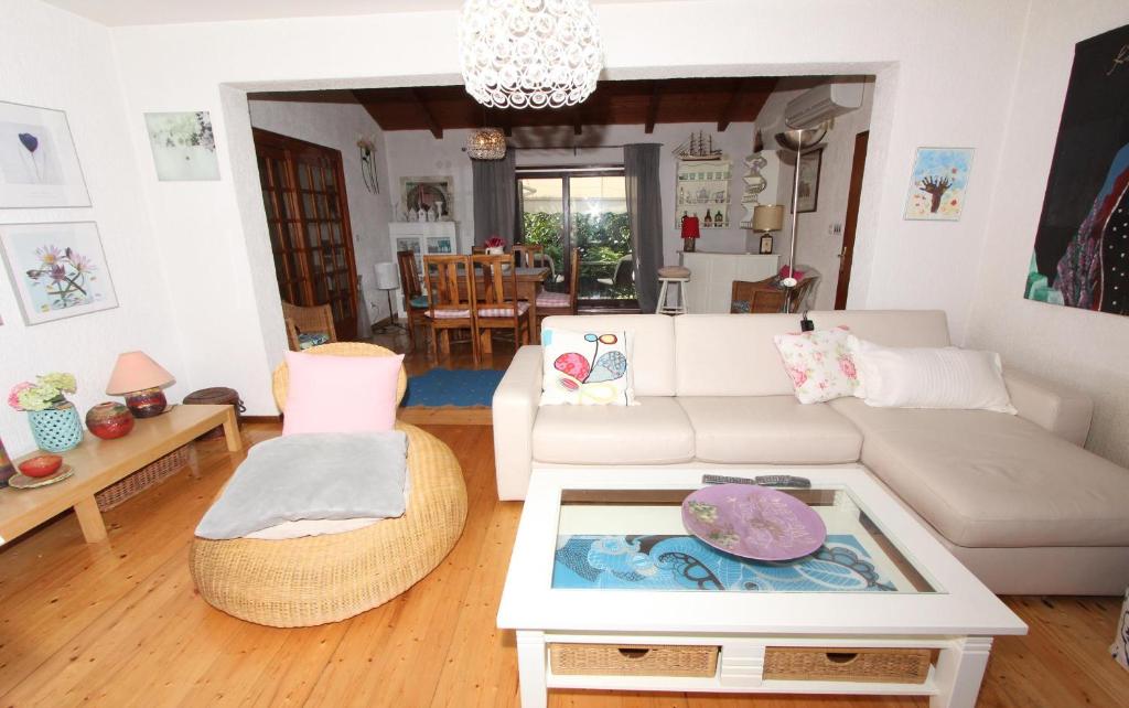 sala de estar con sofá y mesa en Apartments Apollonio en Rovinj