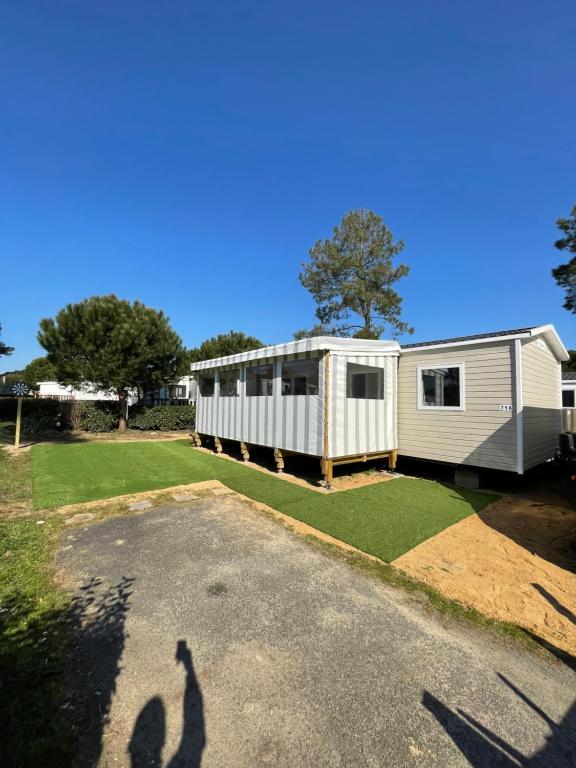 der Schatten einer Person, die vor einem Wohnmobil steht in der Unterkunft Mobilhome in Saint-Jean-de-Monts