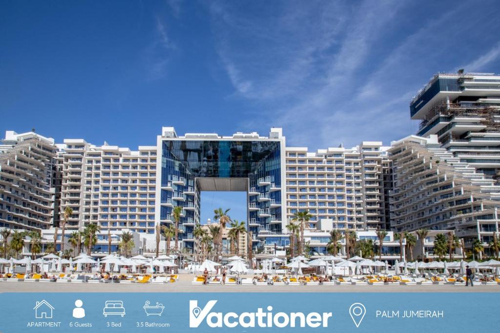 a renderización de un complejo con playa y edificios en South Residence FIVE Palm - Luxurious Three Bedroom, en Dubái