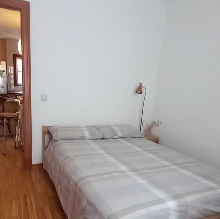 Postel nebo postele na pokoji v ubytování Happy Nest in Pals Village
