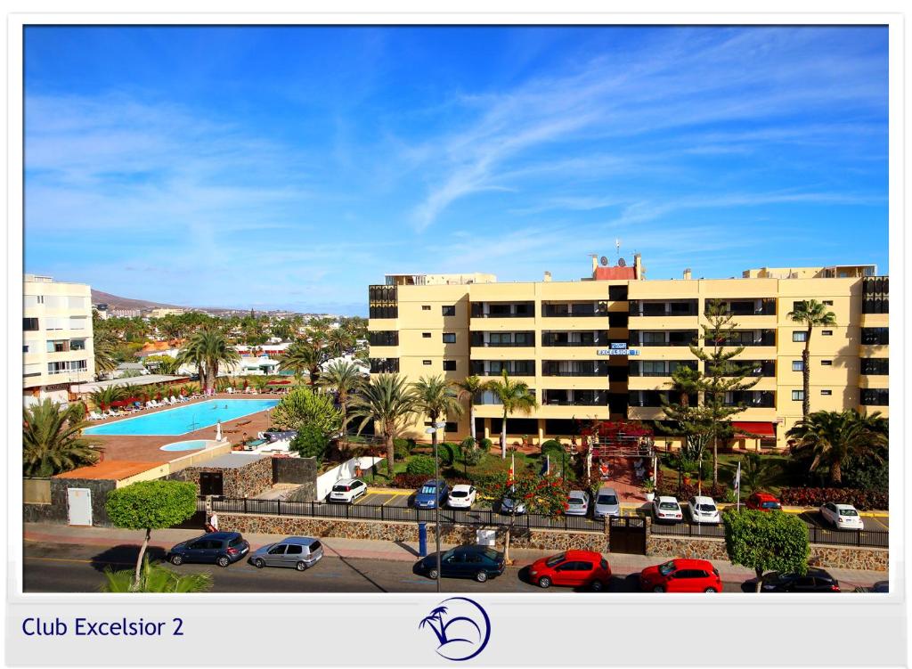 vista su un hotel con parcheggio e piscina di Club Excelsior II a Playa del Ingles