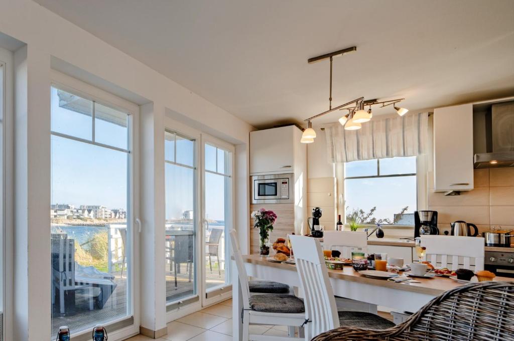 Kuchyň nebo kuchyňský kout v ubytování Ferienhaus Strand Hus by Seeblick Ferien ORO, Bestlage am Strand,Sauna,Kamin