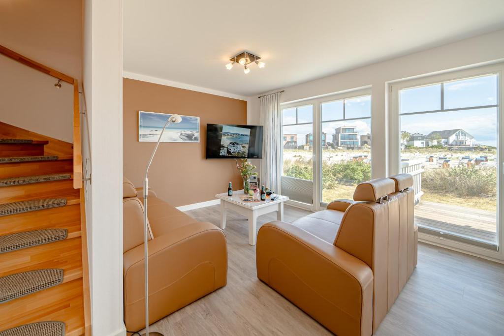 TV a/nebo společenská místnost v ubytování Ferienhaus Strand Hus by Seeblick Ferien ORO, Bestlage am Strand,Sauna,Kamin