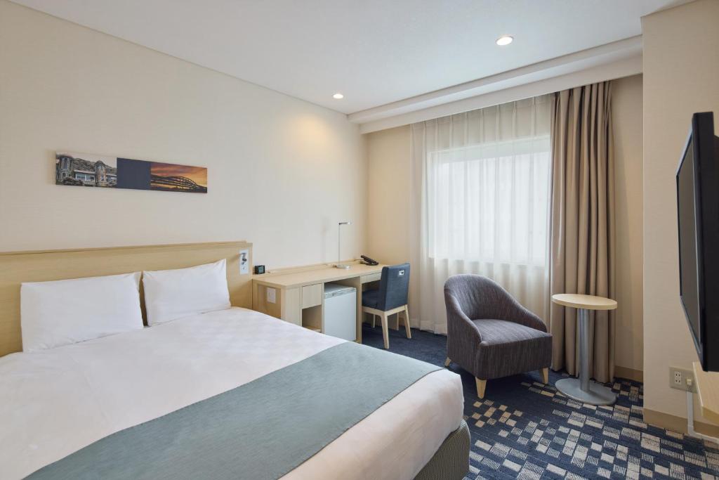 TV a/nebo společenská místnost v ubytování Kobe Sannomiya Tokyu REI Hotel