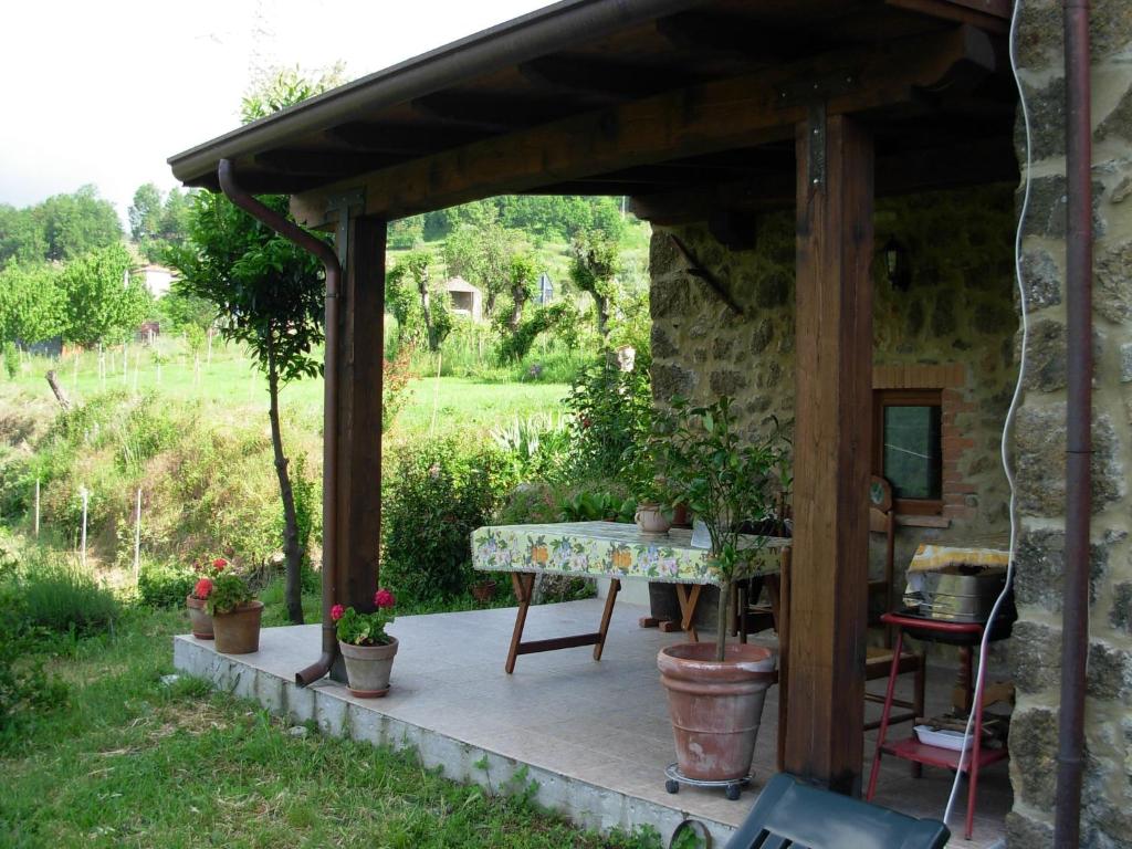 Zahrada ubytování Holiday home in Canossa with Swimming Pool, Garden, Barbecue