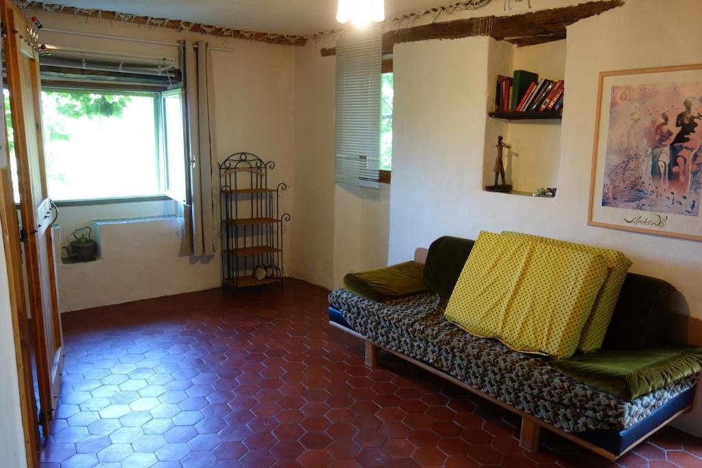 Sainte-Croix-de-CaderleにあるMas Belavista - 2 bedrooms, kitchen, terrace, viewのソファと窓のあるリビングルーム