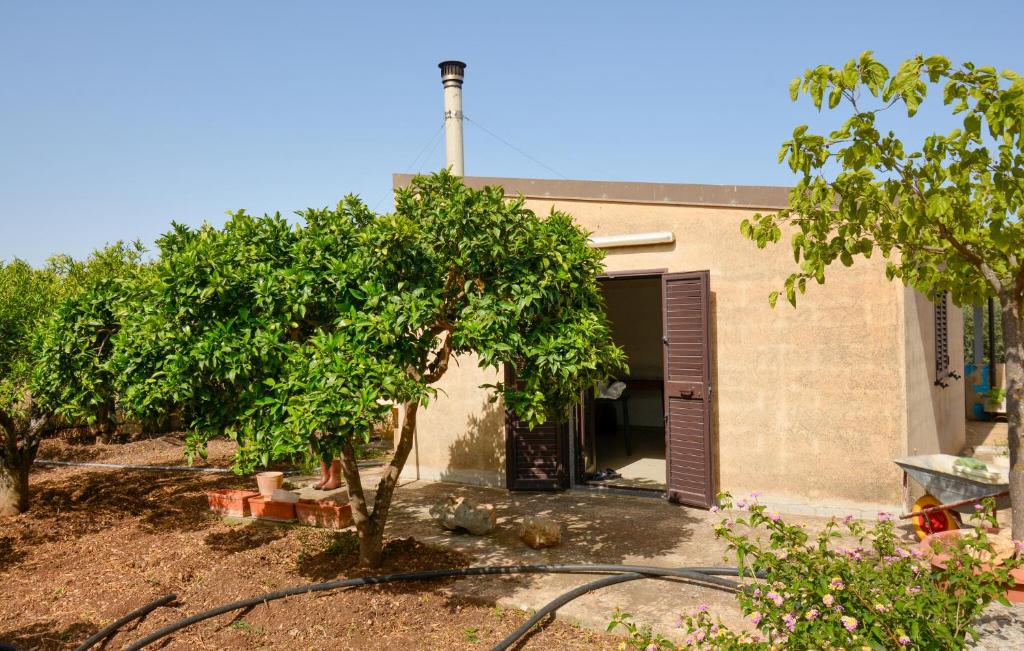 Κήπος έξω από το 2 Bedroom Lovely Home In Comiso