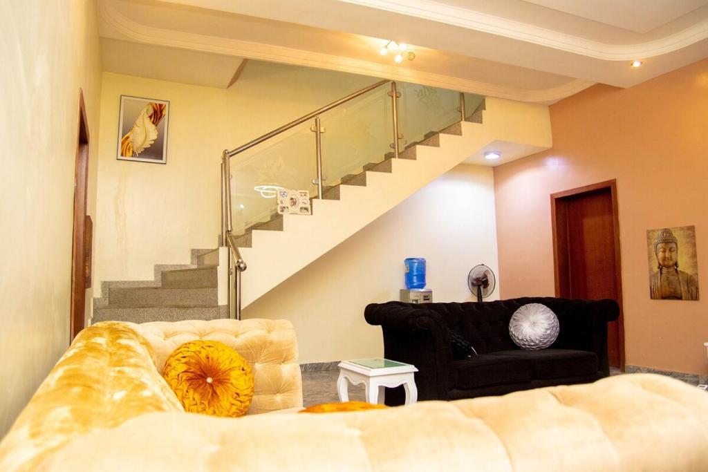 Fotografie z fotogalerie ubytování Luxury 4 BR Apt w Parking, Hot tub, Magodo Estate v destinaci Magodo
