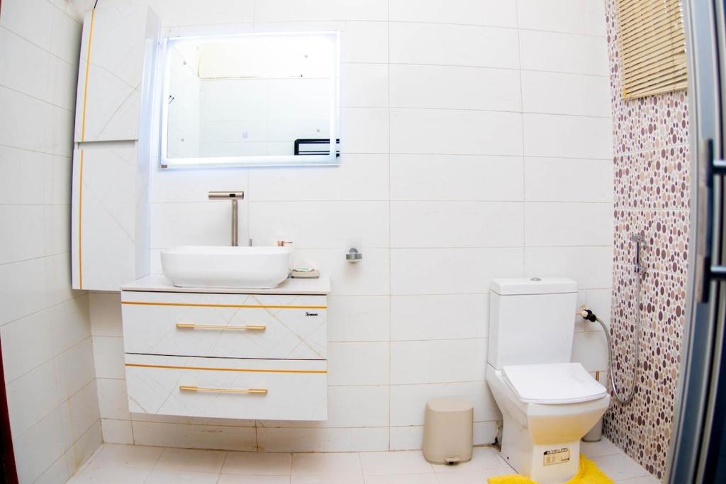 Koupelna v ubytování Luxury 4 BR Apt w Parking, Hot tub, Magodo Estate