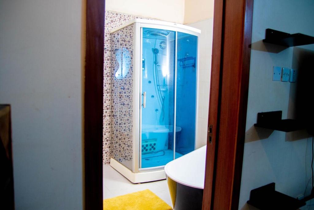 Koupelna v ubytování Luxury 4 BR Apt w Parking, Hot tub, Magodo Estate