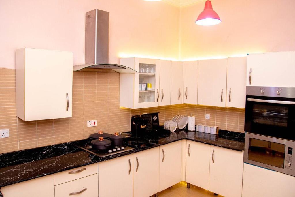 Kuchyň nebo kuchyňský kout v ubytování Luxury 4 BR Apt w Parking, Hot tub, Magodo Estate