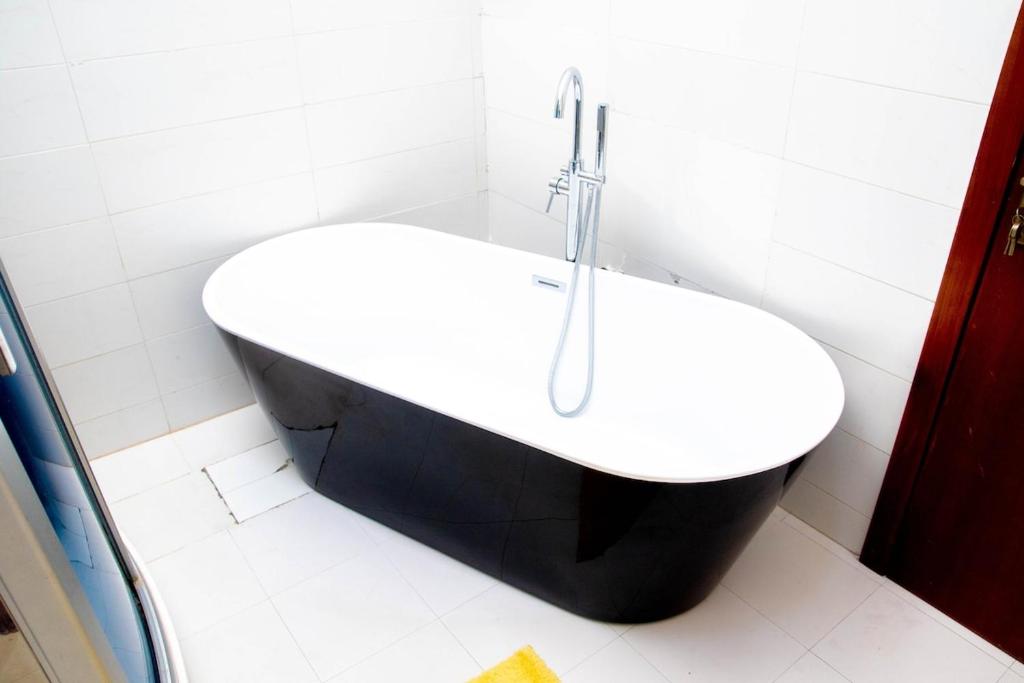 Koupelna v ubytování Luxury 4 BR Apt w Parking, Hot tub, Magodo Estate