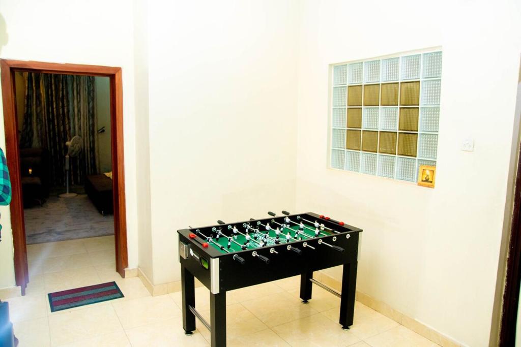 Herní místnost v ubytování Luxury 4 BR Apt w Parking, Hot tub, Magodo Estate