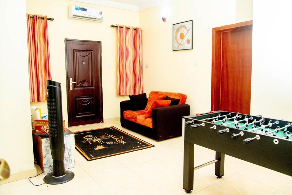 Herní místnost v ubytování Luxury 4 BR Apt w Parking, Hot tub, Magodo Estate